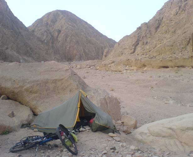 Лагерь велосипедиста, дауншифтера Александра Норко на Синае (Египет)