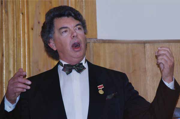 Сергей Захаров исполняет популярные романсы