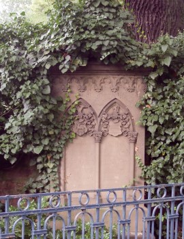 Кладбище в Мюльбурге. Фото родового склепа Марии-Луизы Кашниц